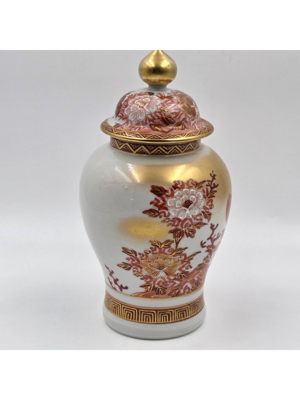Kutani Peacock & Peony Covered Vase From the Meiji Period - Picture 2 of 13